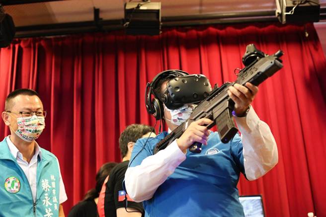 桃园市长郑文灿体验后设宇宙虚拟射击玩得不亦乐乎。(桃园市妇幼队提供)