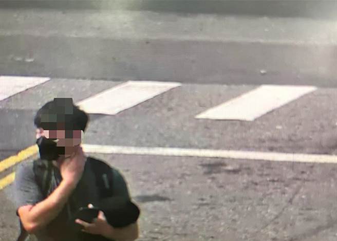 庄姓车手冒充地检署人员，为避免颈部刺青图案让人起疑，于是贴住撒隆巴斯遮掩，取款当天还不时摸着脖子，查看撒隆巴斯是否有黏紧。（翻摄照片／石秀华高雄传真）