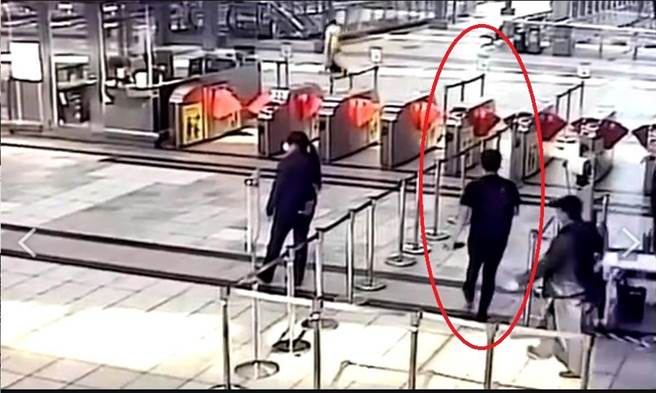警方调阅高铁站画面，发现庄姓车手（红圈处）进出闸门的装扮。（翻摄照片／石秀华高雄传真）