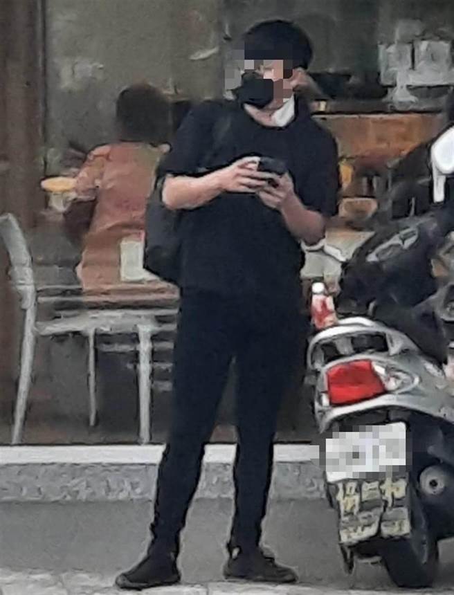 庄姓车手以撒隆巴斯遮住颈部刺青图案，假扮地检署执行官和被害人面交取款，特徵露馅遭警方锁定。（翻摄照片／石秀华高雄传真）