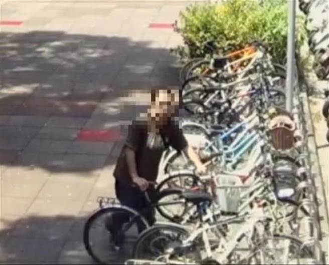曾姓男子日前到后劲捷运站偷窃脚踏车，楠梓警方靠着秃头特徵，循线查获。（翻摄照片／林瑞益高雄传真）