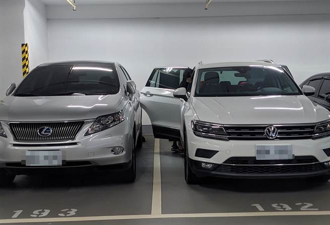 1名網友日前在停車場撞見2輛轎車停在相鄰停車格，其中1輛車的後座車門打開後竟直接朝另輛車砸去，當場為對方車輛「留下酒窩」。（翻攝自臉書「爆廢公社二館」）