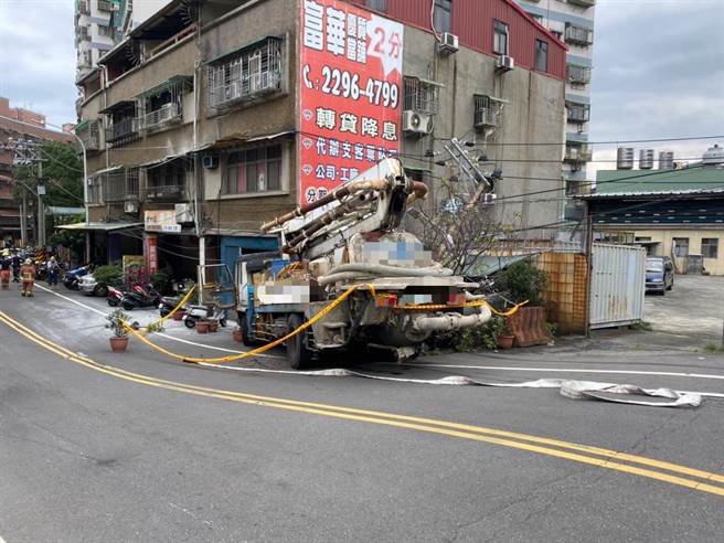 水泥输送车撞五股民宅　休旅车受波及车头被压扁（翻摄照片／戴上容新北传真）