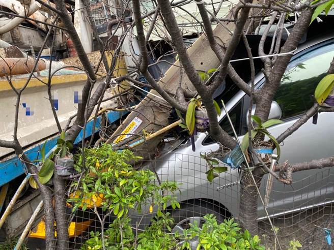 水泥输送车撞五股民宅　休旅车受波及车头被压扁（翻摄照片／戴上容新北传真）