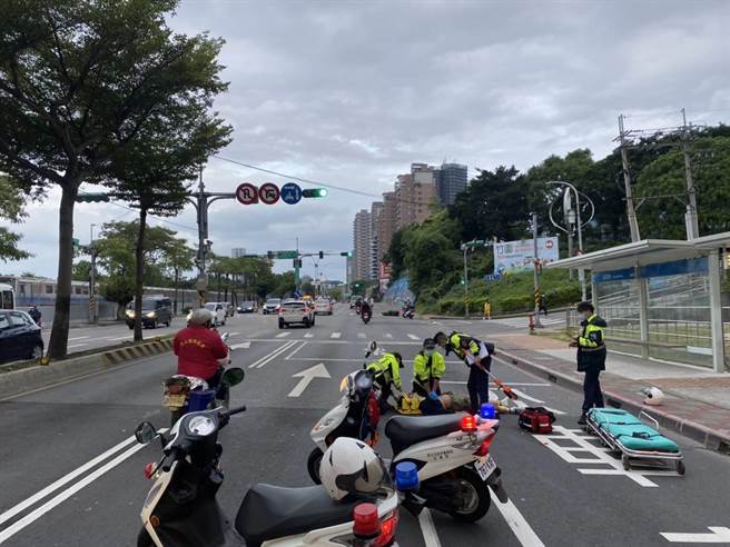 淡水19歲騎士清晨自撞人行道　頭部重創命危（翻攝照片／戴上容新北傳真）