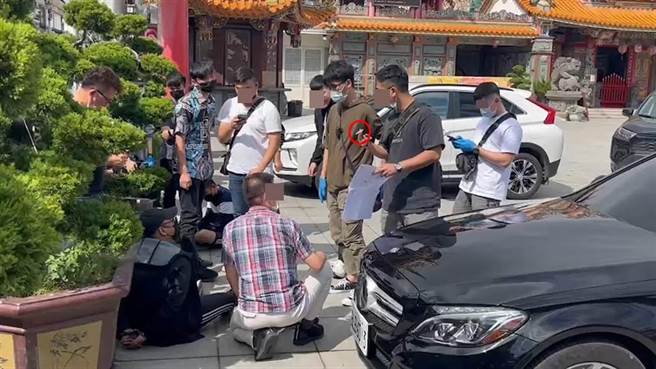 桃園2名男子9日中午在台東天后宮被警方查獲持有3把改造手槍和4包大麻，有些員警口罩不但沒戴好，還公然抽菸，民眾看了直呼好誇張。（民眾提供／蔡旻妤台東傳真）