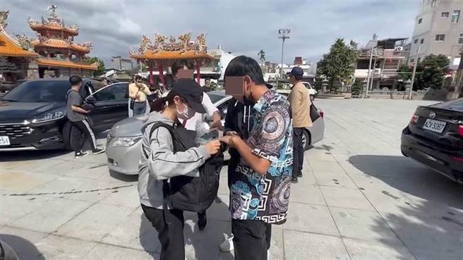 桃園2名男子9日中午在台東天后宮被警方查獲持有3把改造手槍和4包大麻。（民眾提供／蔡旻妤台東傳真）