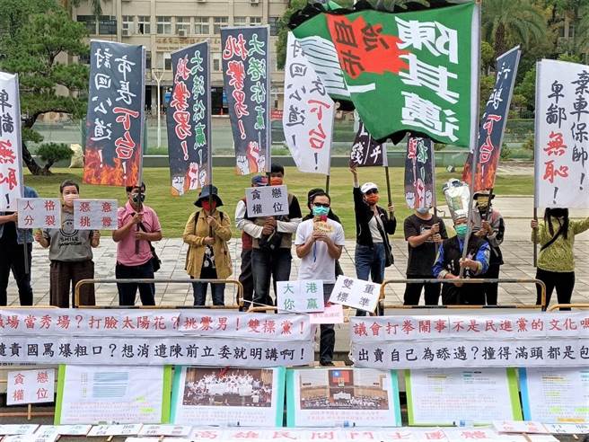 「民间斗士」9日上午在高雄市议会再度集结，呛陈其迈要为城中城大火46条人命下台负责，还要不爽的议员出来直接辩论。（袁庭尧摄）