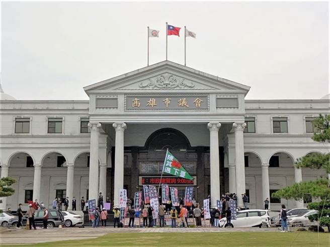 「民间斗士」9日上午在高雄市议会再度集结，呛陈其迈要为城中城大火46条人命下台负责，还要不爽的议员出来直接辩论。（袁庭尧摄）