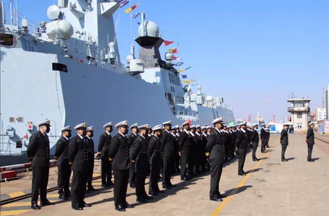已命名為「圖赫里勒」號（PNS Tughril）的054A/P型護衛艦在上海的交艦入役儀式中，交付巴基斯坦海軍。（巴基斯坦海軍）