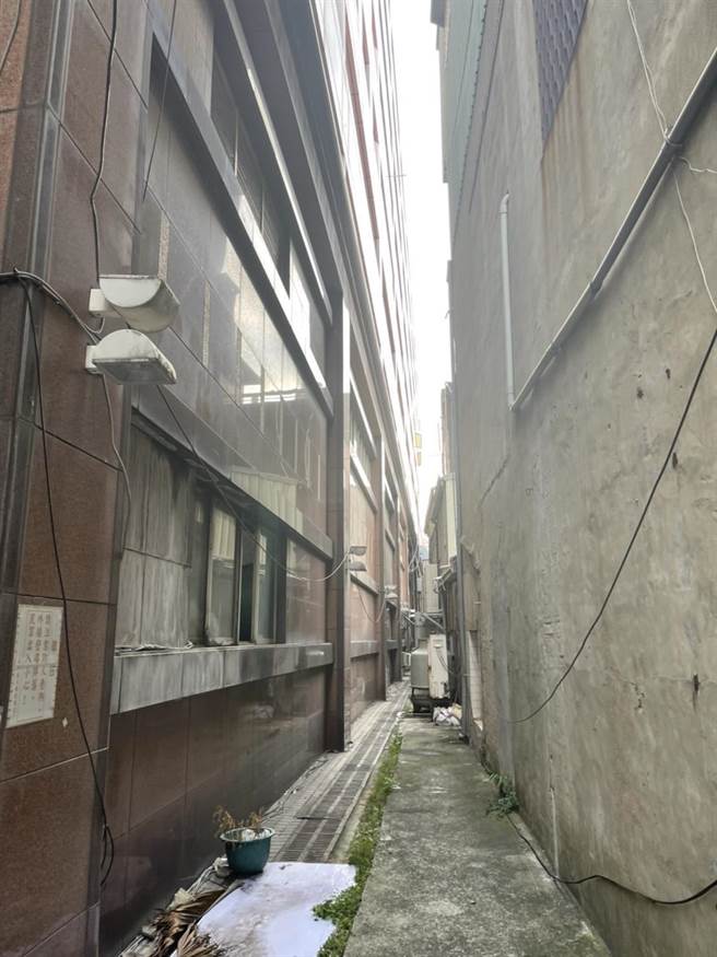 嘉義市一棟公有大樓連續發生2起民眾墜樓到大樓側的這處防火巷。（黃思婷議員提供）