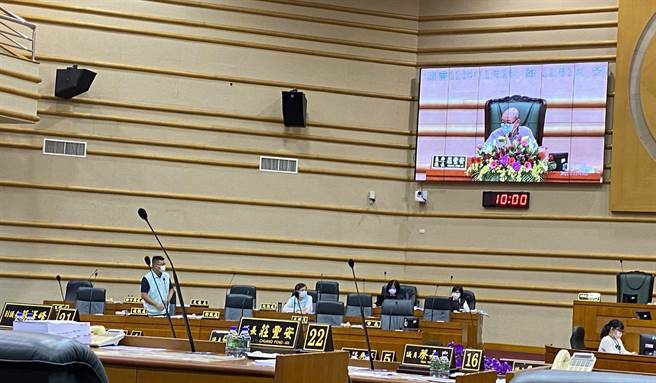 嘉義市議長莊豐安要求市府建設處馬上對這棟公有大樓裝設安全防護網。（廖素慧攝）