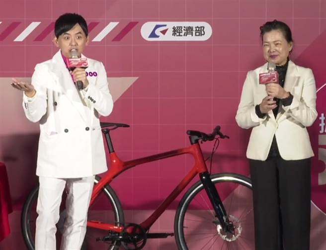 经济部长王美花抽出gogoro电动单车中奖名单。（翻摄经济部中小企业处脸书）
