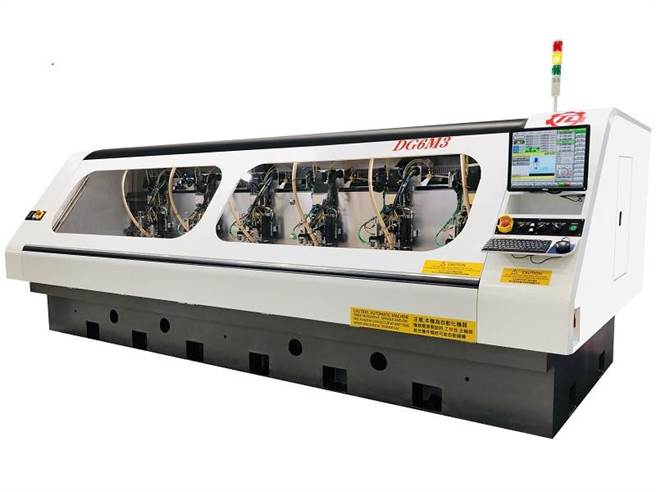 （大量科技「六轴高效线马钻孔机」获得第30届台湾精品奖殊荣。图／大量提供）