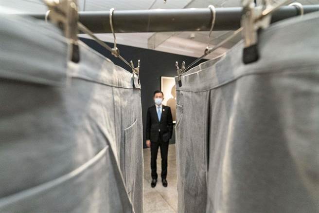 新竹市美术馆即日起至明年初推出年度压轴大展《集体制造》，裤子也成展览作品。（陈育贤摄）