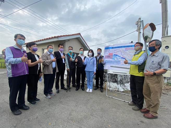 立法院經濟委員會在召委謝衣鳳（右四）邀集下，南下彰化考察東螺溪水岸生態環境，了解整治現況。（彰化縣政府提供／謝瓊雲彰化傳真）