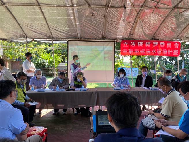 立法院經濟委員會南下彰化考察東螺溪水岸生態環境，了解整治現況；水資處長馬英傑簡報說明治理現況。（彰化縣政府提供／謝瓊雲彰化傳真）