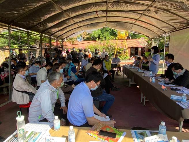 立法院經濟委員會在召委謝衣鳳（右三）邀集經濟部與相關部會，南下彰化考察東螺溪水岸生態環境，了解整治現況。（彰化縣政府提供／謝瓊雲彰化傳真）