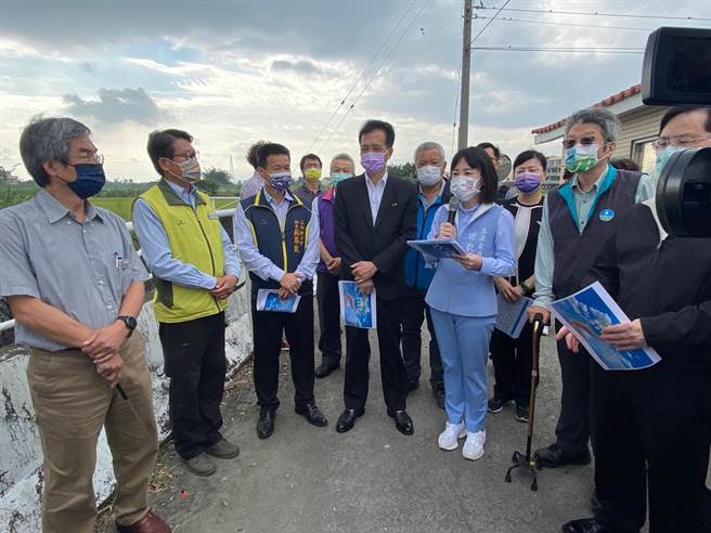 立委謝衣鳳（中右）呼籲中央攜手地方加速研擬東螺溪整治策略，才能打造彰化冬山河，再現東螺溪水岸風華。（彰化縣政府提供／謝瓊雲彰化傳真）