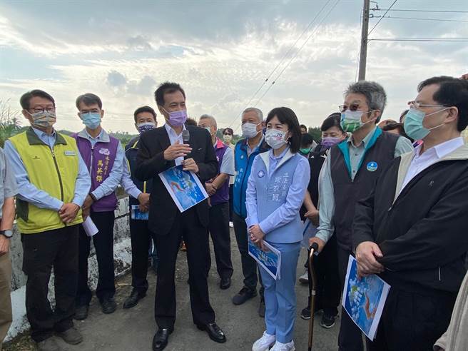 彰化縣副縣長林田富(中左)強調縣府已啟動「引流、減廢、接管」三部曲，盼在第四河川局協力下，期許能早日讓東螺溪水岸環境有嶄新風貌。（彰化縣政府提供／謝瓊雲彰化傳真）