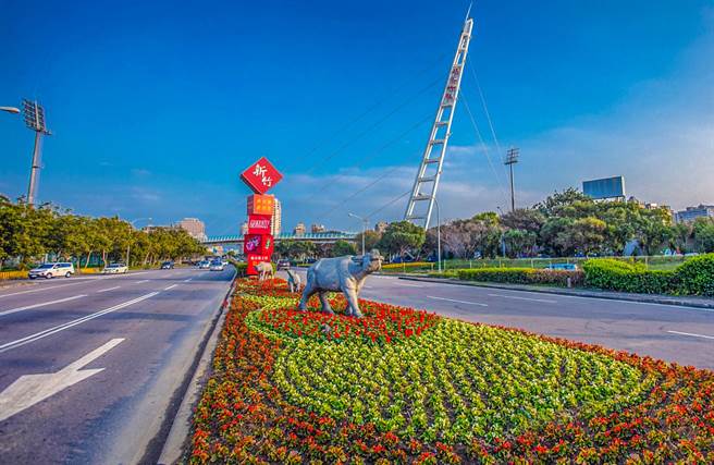 新竹縣投5.4億打造幸福120線，在起點端光明六路，將分隔島緣石進行改善及美化，給民眾更安全舒適的用路環境。（羅浚濱攝）