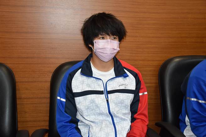 苑裡高中老師張穎竺勇奪女子柔道第6級銀牌。（謝明俊攝）