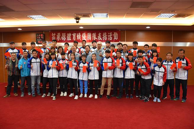 苗栗縣長徐耀昌9日上午頒發獎金給全運會代表團得獎選手。（謝明俊攝）
