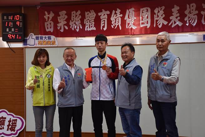 苗栗縣長徐耀昌頒發30萬獎金給跆拳道金牌選手劉宗。（謝明俊攝）