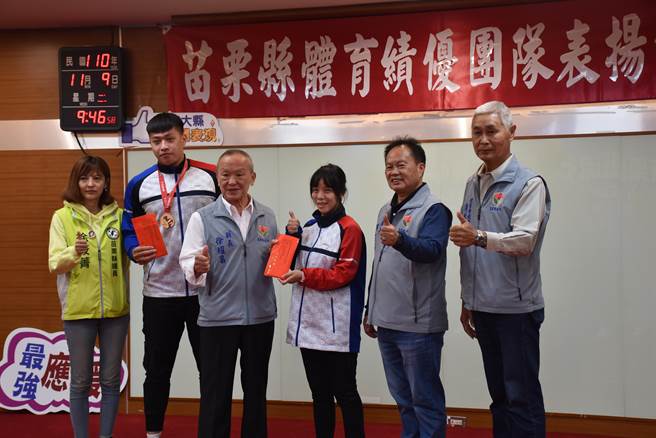 苗栗縣長徐耀昌頒發獎金給男子角力銅牌溫峻霆。（謝明俊攝）