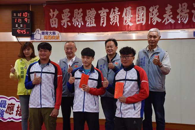 苗栗縣長徐耀昌頒發獎金給獲獎田徑賽選手。（謝明俊攝）
