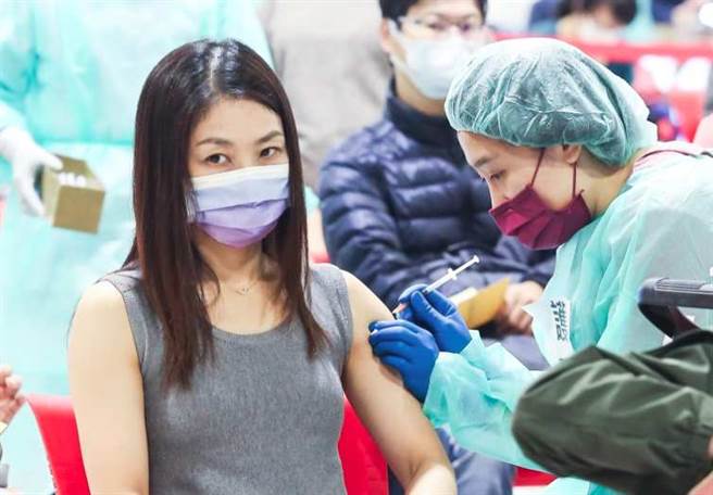 指挥官陈时中表示，11月里面都有可能来开始混打，但被问到是否代表第15期会开放？他也说有可能。图为民眾打疫苗。(资料照 陈俊吉摄)