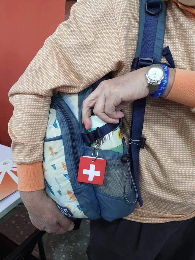 紧急连络卡配戴起来美观大方，病患接受度相当高，也适合年轻人配戴。（陈人齐）