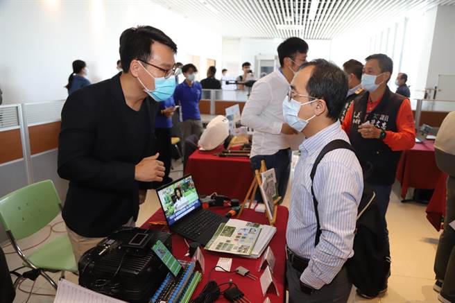 嘉義縣成立智慧農業跨域整合平台，今宣布啓動「智慧農業推動計畫」，希望導入大數據，補助設備經費，幫助農漁民省工、省成本。（呂妍庭攝）