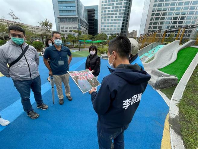 北市议员李明贤今也会同公园处、卫生局到场会勘，要求北市府立即彻底改善，还给市民美丽乾净的大港墘公园。（北市议员李明贤提供）