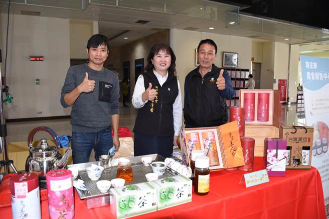 头份市农会总干事罗清香推荐头份东方美人茶和黑豆酱油。（谢明俊摄）