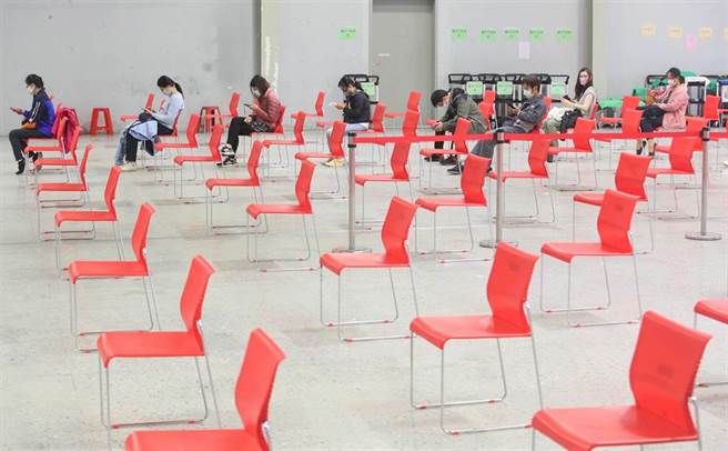 台湾自购的第13批59.4万剂AZ疫苗6日晚间运抵桃园机场，效期只到11月30日，引发争议。图为北市花博接种站9日预约施打第13轮AZ疫苗的民眾人数寥寥无几。（张铠乙摄）
