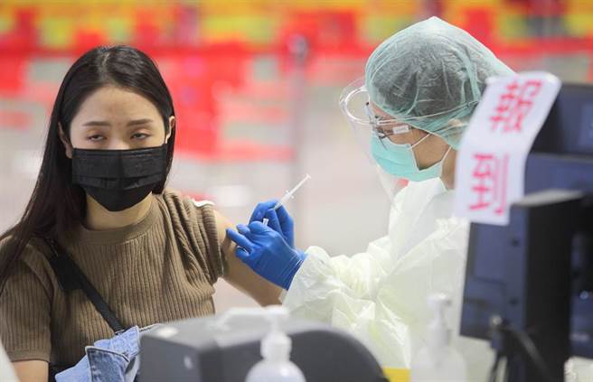 台湾自购的第13批59.4万剂AZ疫苗6日晚间运抵桃园机场，效期只到11月30日，引发争议。图为民眾9日在北市花博接种站施打第13轮AZ疫苗。（张铠乙摄）
