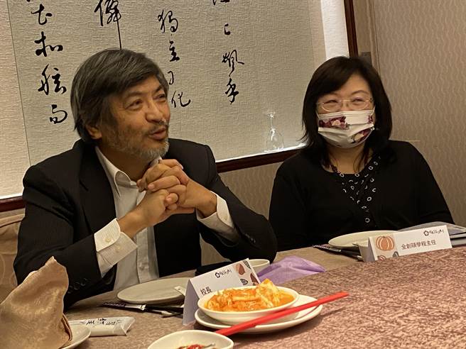 政大校长郭明政（左）与「全球传播与创新科技硕士学位学程」主任徐美苓（右），说明创立「全球传播与创新科技硕士学位学程」的想法。（林志成摄）