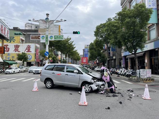 桃园市桃园区中正路与慈祥街口，林姓机车骑士与左转林姓轿车驾驶发生碰撞。（翻摄照片）