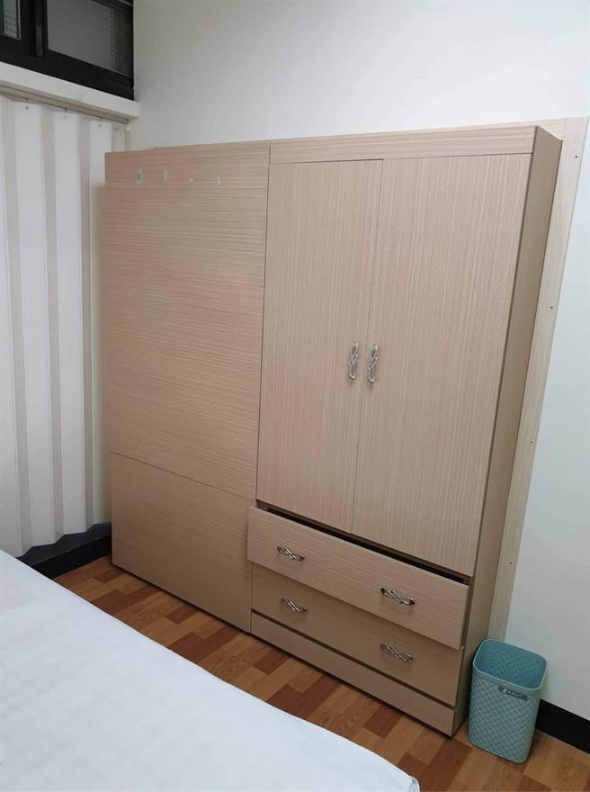 网友分享看房子的时候，惊见衣柜与隔壁房共用，超狂设计让不少网友惊呆。（图／翻摄自奇葩装潢分享中心）