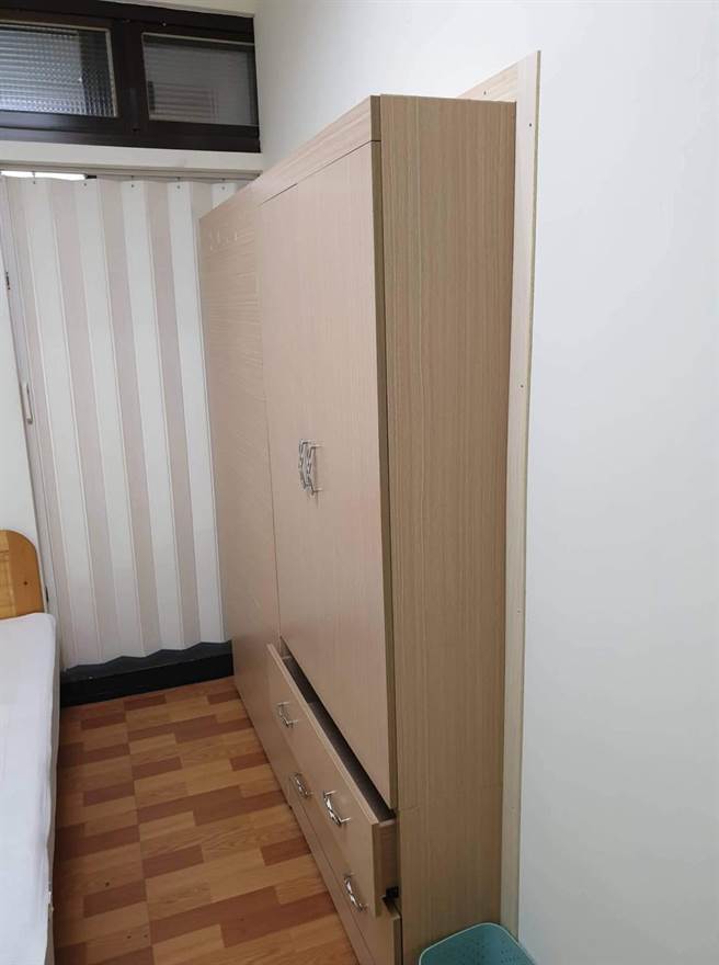 一名网友近日去看房发现，房中的衣柜崁在墙壁中，但另一半却在隔壁房间里，超奇葩的设计引起网友讨论。（图／翻摄自奇葩装潢分享中心）