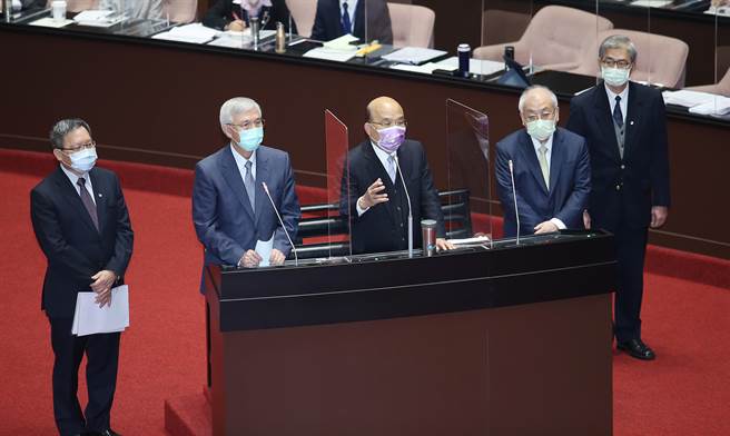 针对立委曾铭宗询问房价是会涨还是会跌？财政部长苏建荣（左起）、央行总裁杨金龙、金管会主委黄天牧（右起）、主计长朱泽民未给出明确答案，至于如果房价上涨是否会推出囤房税？行政院长苏贞昌（中）表示推囤房税不一定有效。（姚志平摄）