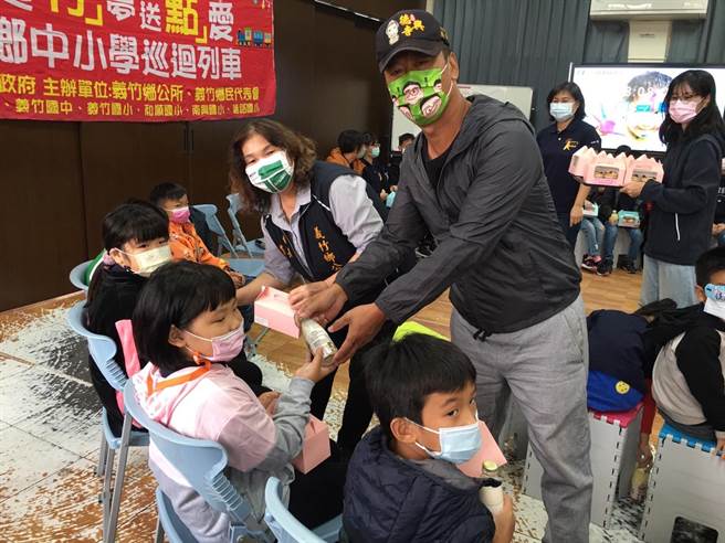 義竹鄉長黃阿家到偏鄉國小發放小點心，學童都相當開心。（義竹鄉公所提供／張亦惠嘉縣傳真）