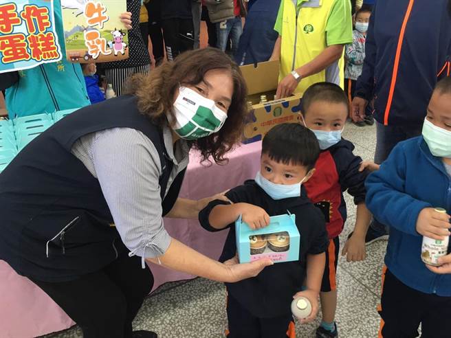 義竹鄉長黃阿家到偏鄉國小發放小點心。（義竹鄉公所提供／張亦惠嘉縣傳真）