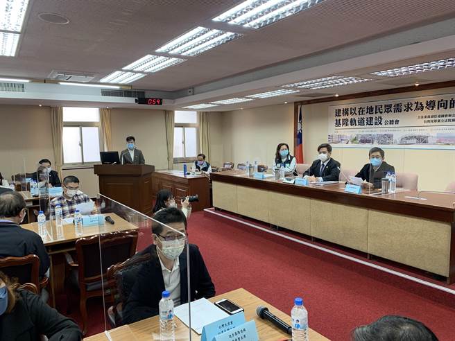 民眾黨立委邱臣遠、民進黨立委蔡適應、國民黨前立委謝國樑今出席基隆捷運公聽會，被視為明年基隆市長選舉前哨戰。（林縉明攝）