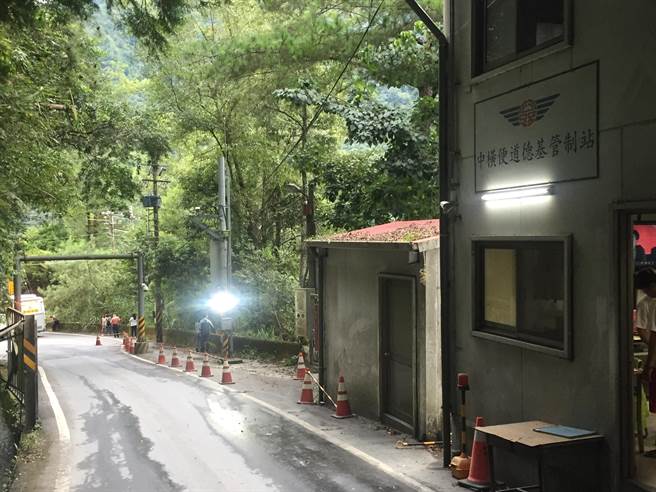 中橫便道增開晚間6時30分通行班次，便利甜柿、蜜蘋果及雪梨等農產運輸。（王文吉攝）