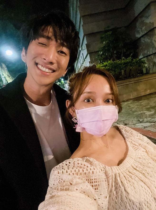 张怀颢拍摄MV时，爱纱到场探班。（海蝶音乐提供）