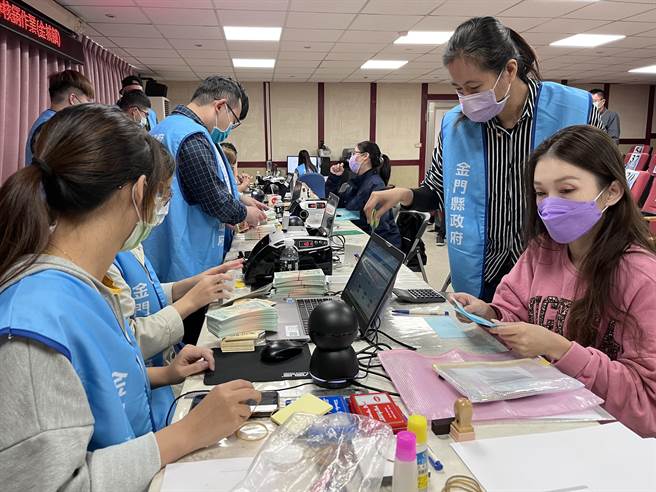 金门11／1起受理商家申请票券核销作业，首周核销金额突破新臺币1亿元整，商家11／8起将会陆续收到核销款项。（金门县府建设处提供）