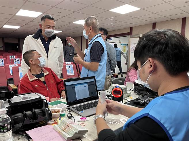 县长杨镇浯今天赴金城镇公所核销据点关心作业情况。（金门县府建设处提供）