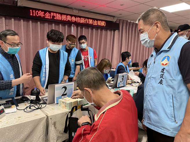 金城镇公所受理商家核销，情况相当踊跃。（金门县府建设处提供）